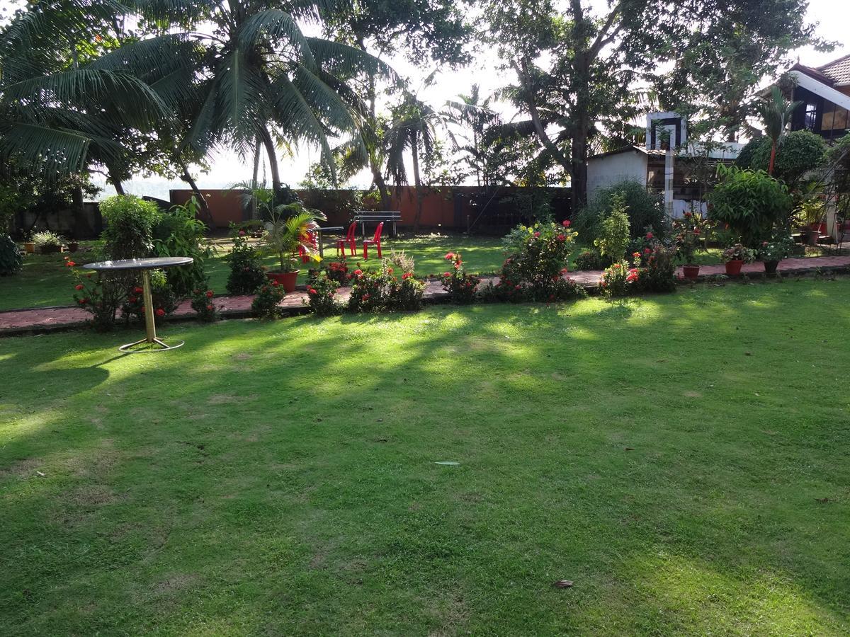 Royal Riviera Hotel Kumarakom Exterior photo