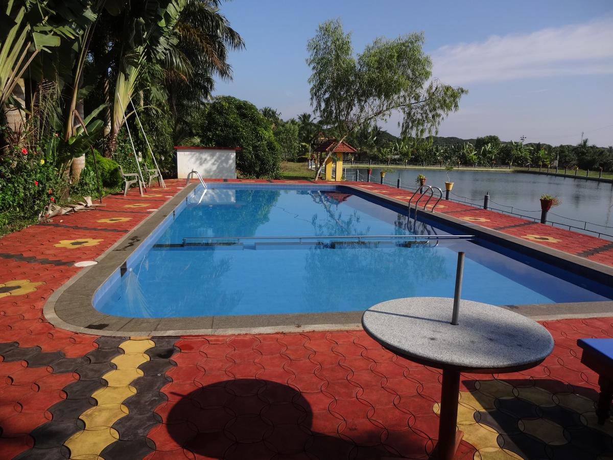 Royal Riviera Hotel Kumarakom Exterior photo