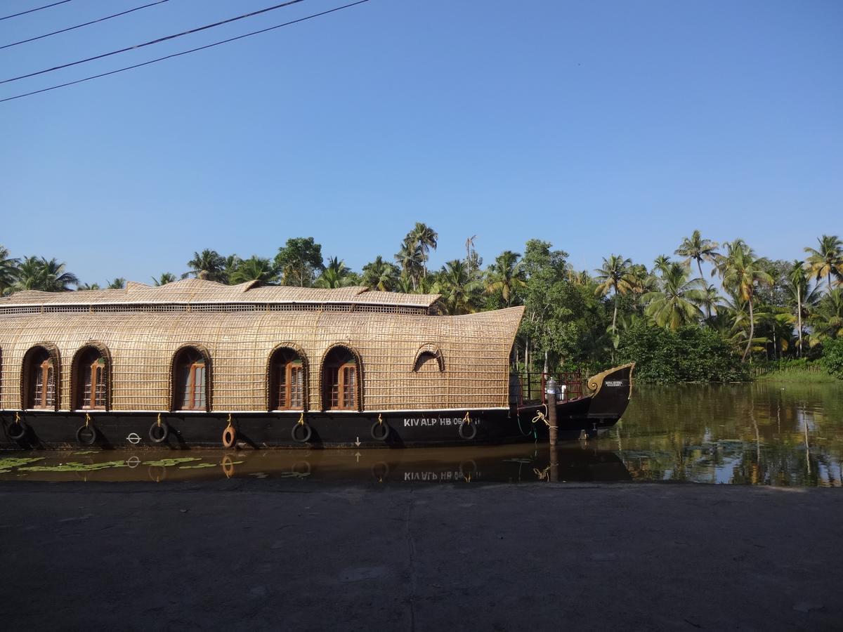 Royal Riviera Hotel Kumarakom Exterior photo