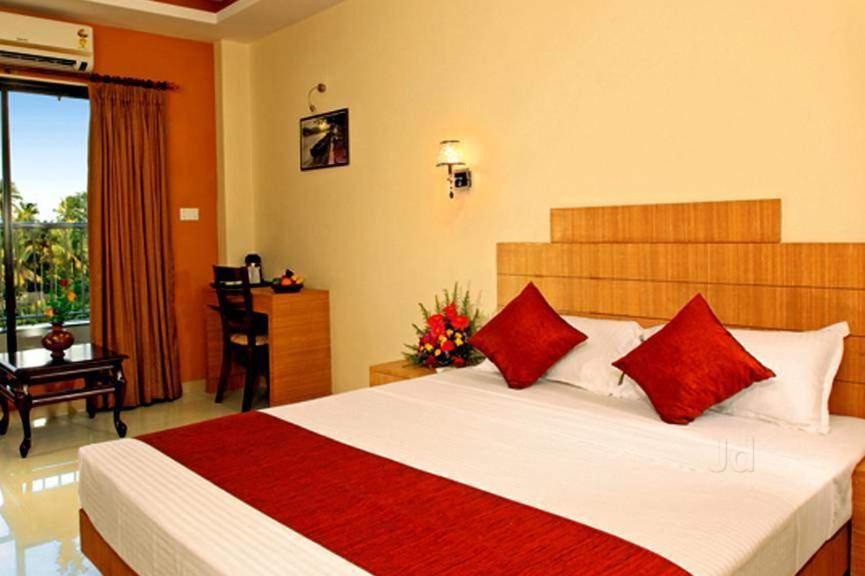 Royal Riviera Hotel Kumarakom Exterior photo