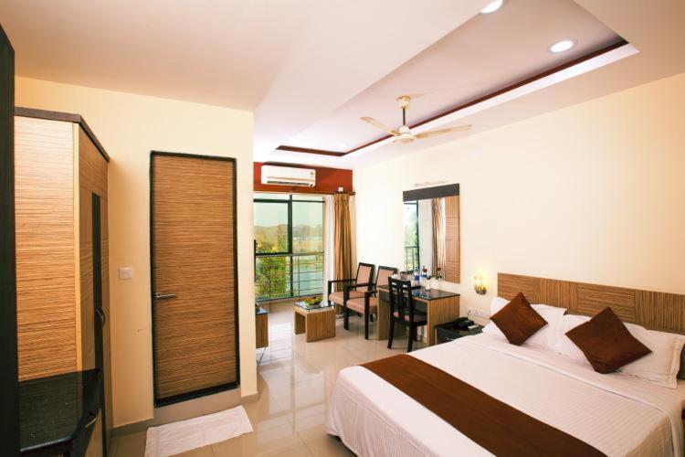 Royal Riviera Hotel Kumarakom Exterior photo