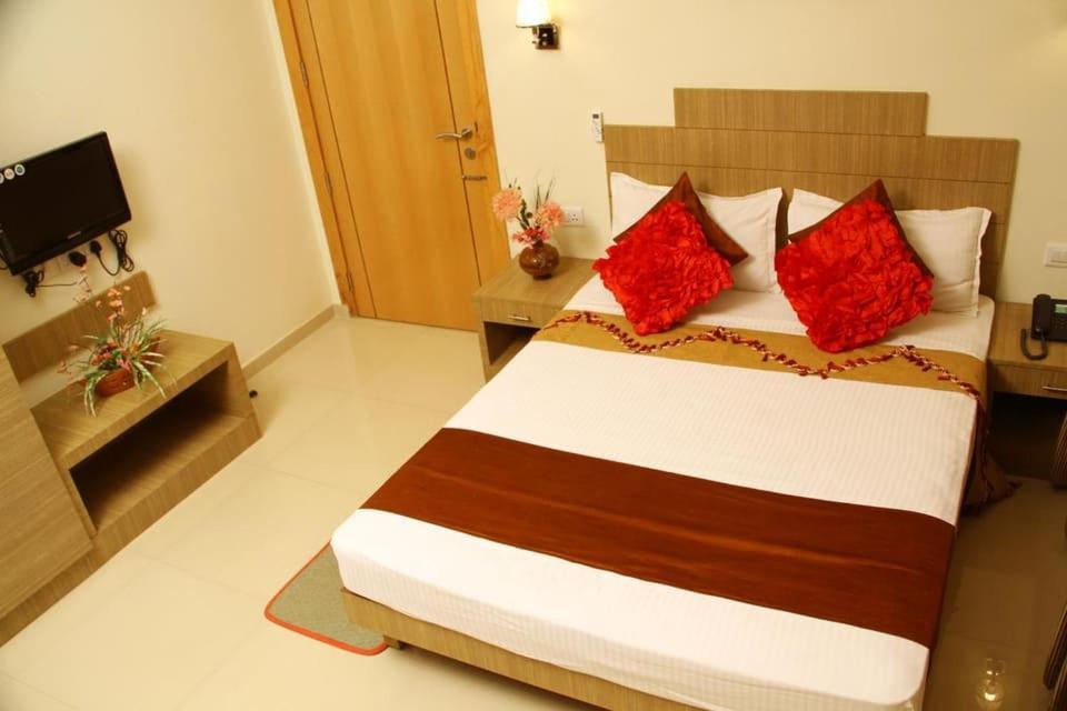 Royal Riviera Hotel Kumarakom Exterior photo